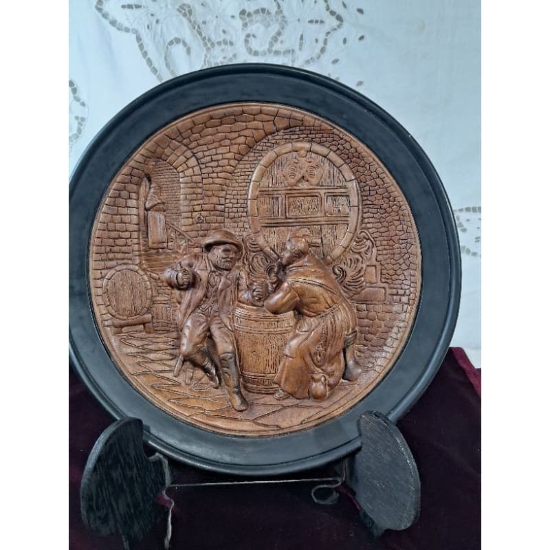Prato Decorativo em Relevo – Cena de Adega Medieval/vintage