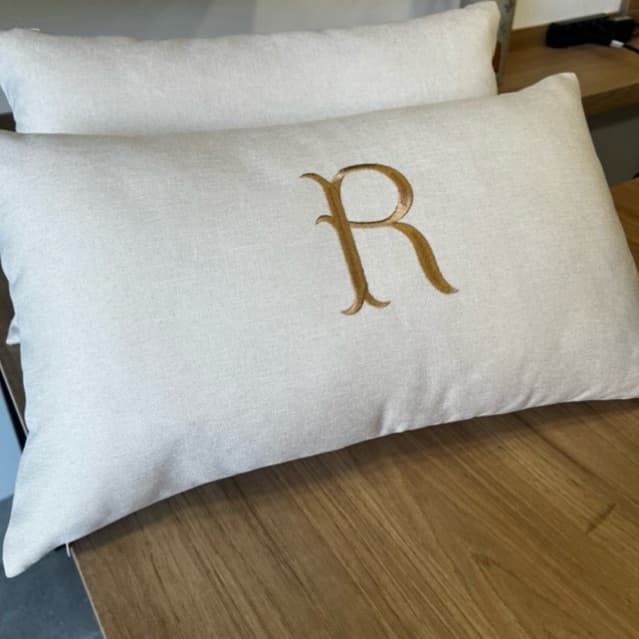 Almofada Baguete Letra l Monograma Bordada Personalizada Presente Casamento Linho Veludo Decoração