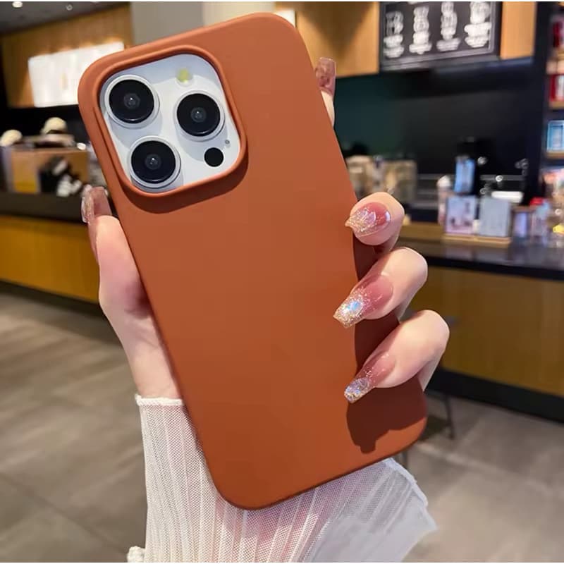 Capinha Case Aveludada Marrom Caramelo c/ logo IPhone 11 12 13 14 15 16 Pro Max envio rápido