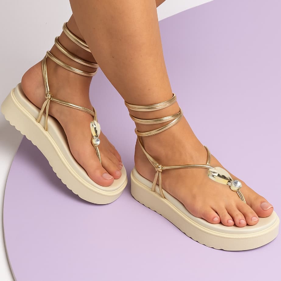 Sandália Feminina Pingente coração Papete Plataforma Modelo Pirâmide com Tiras Largas Design Fashion e Super Confortável
