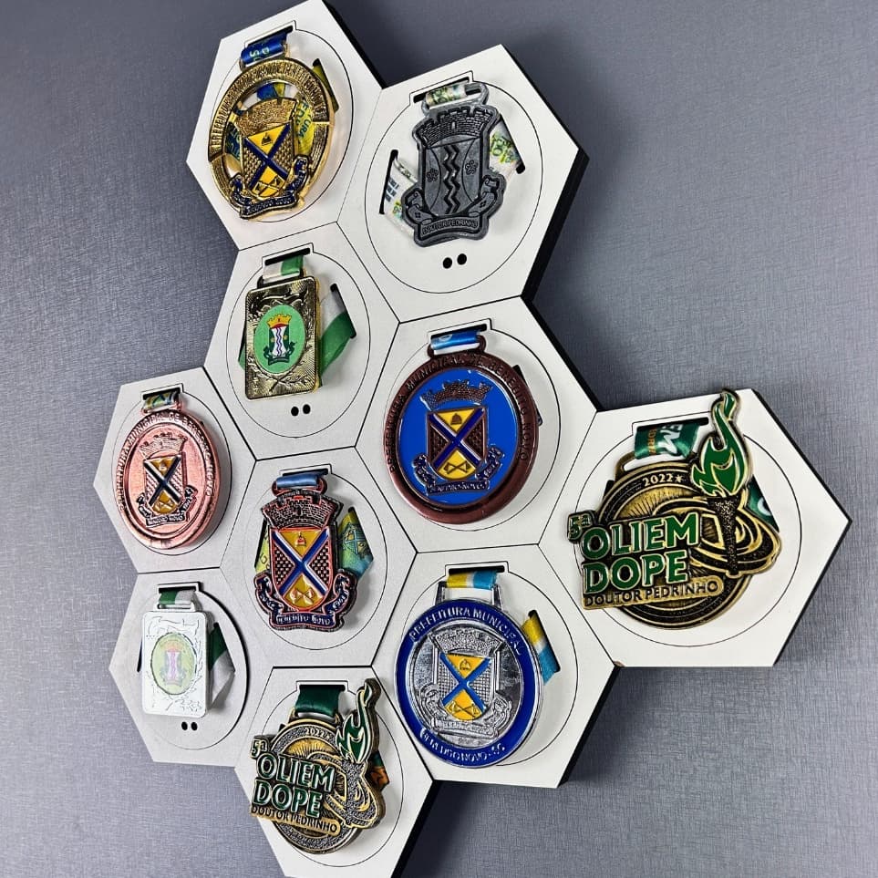 Kit Porta Medalhas MDF Parede Hexagonal Colméia c/ Variação de Cores Bike Corrida Futebol Decoração