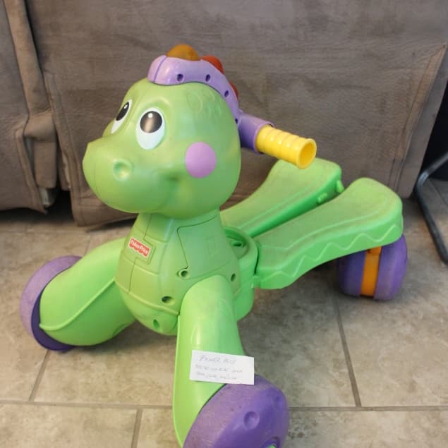 FISHER PRICE DINOSSAURO PRIMEIROS PASSOS COM SOM STRIDE TO RIDE DINO SOM LUZ MUSICA ESTADOS UNIDOS (REF32)