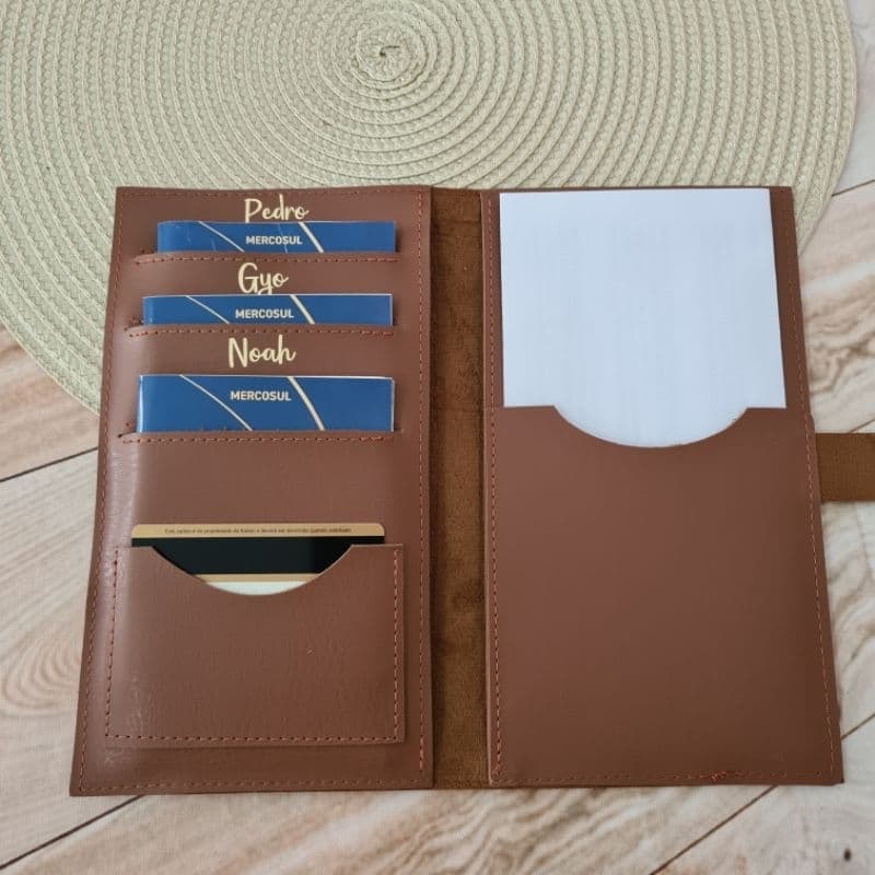 Capa Porta Passaporte Família para 2 ou 3 passaportes - Personalizado com nomes ou iniciais.