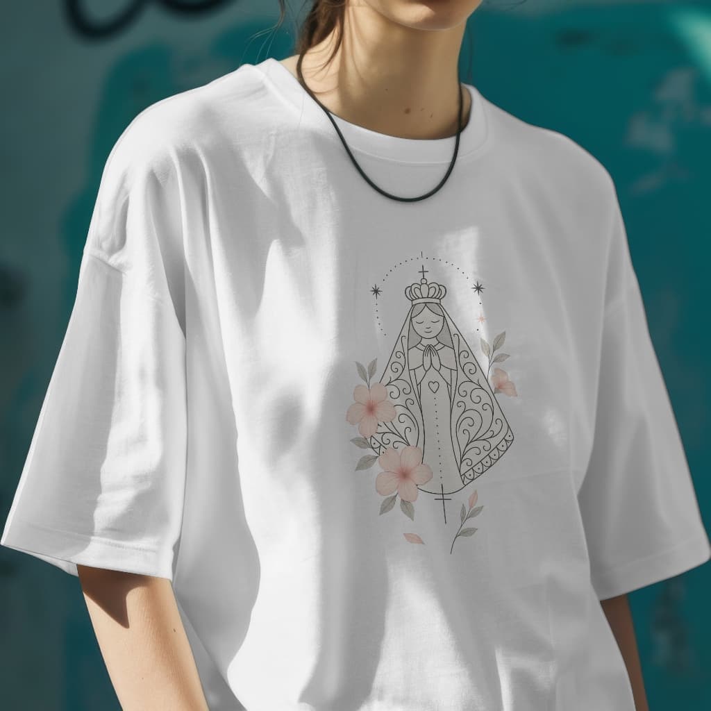Camiseta Feminina Religiosa Estampa Nossa Senhora com Flores – 100% Algodão Premium - Maria Corina