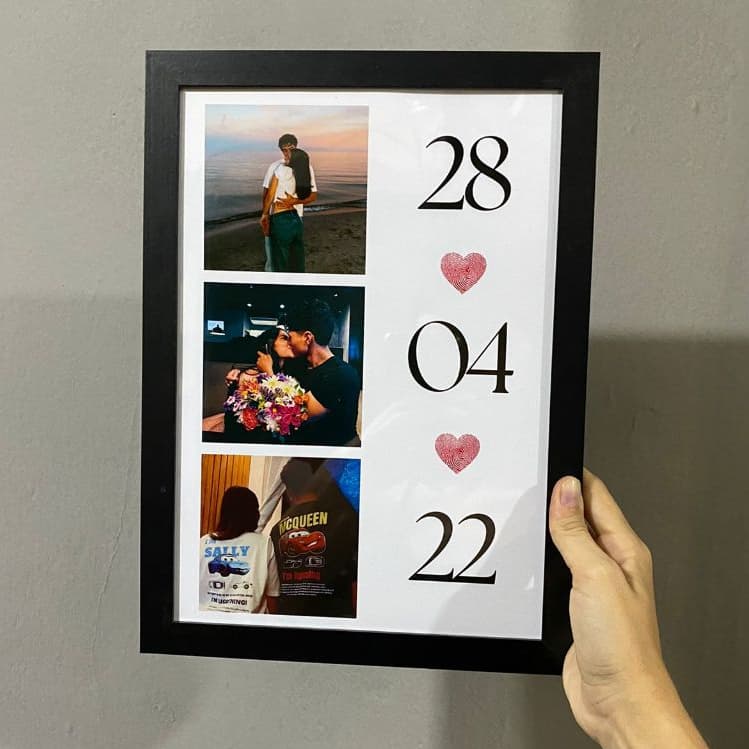 Quadro Personalizado 3 Fotos com Data e COM flor, Casal / Dia dos Namorados - Moldura e Acetato A4