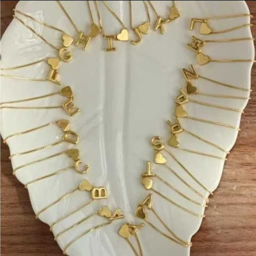 Colar Letra Inicial Nome Alfabeto Inteiro Folheado a Prata e a Ouro