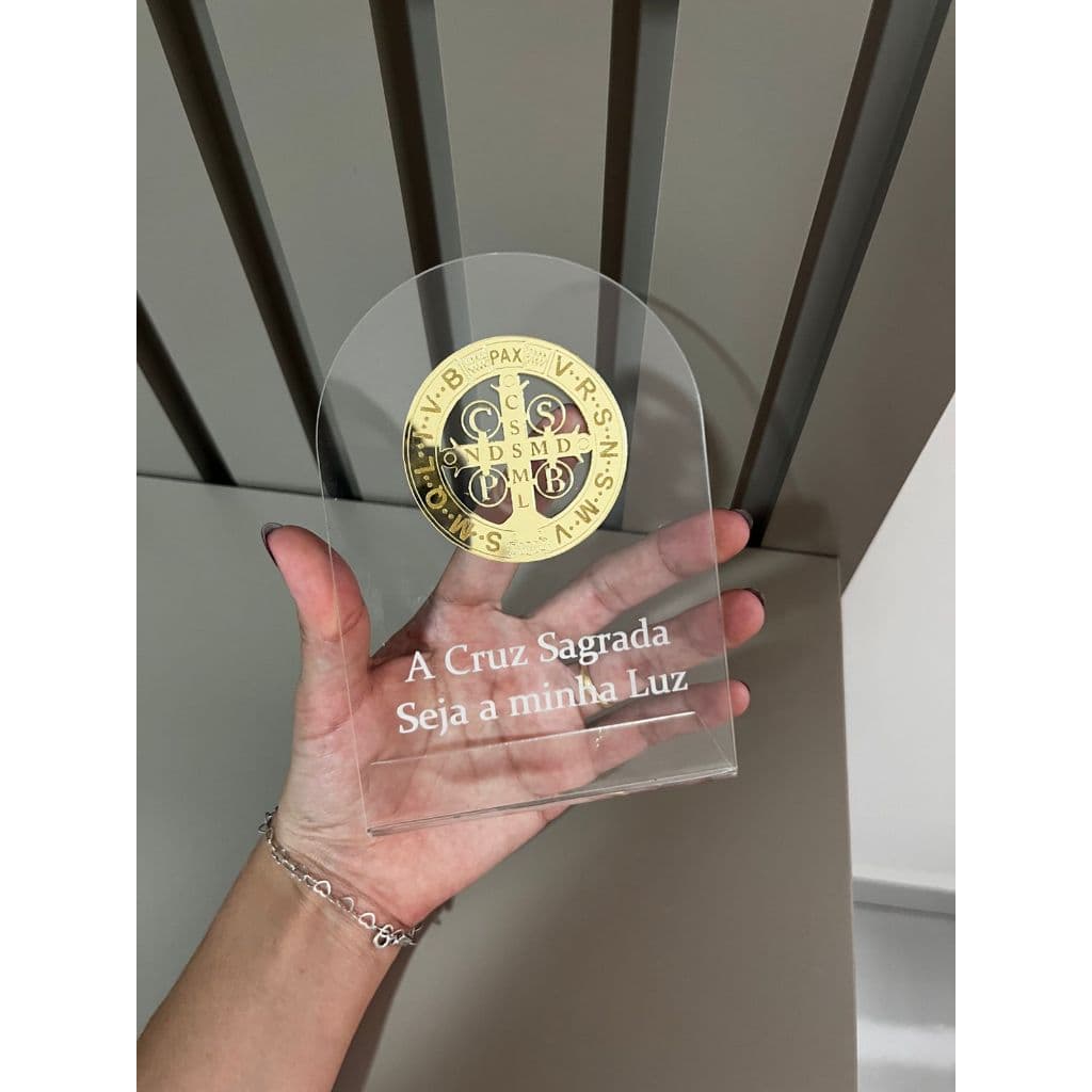 Imagem Placa crucifixo Medalha de São Bento em Acrílico Transparente com Detalhe Dourado espelhado Decoração Religiosa