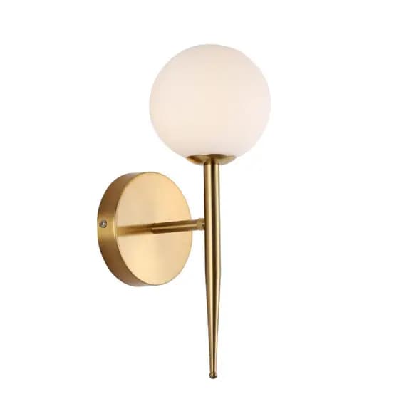 Arandela de Parede Dourada Moderna com Globo de Vidro Fosco – Design Sofisticado.