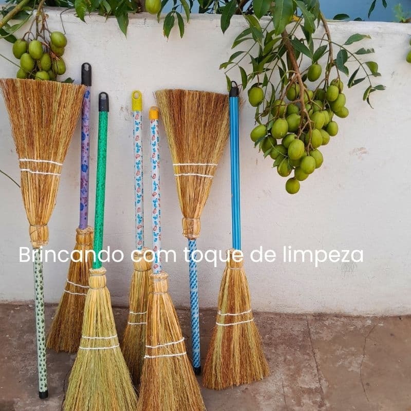 Vassoura Caipira para Crianças Coloridas Kit Com Kit com 2 ou com 3 Artesanal Feito a Mão de Palha