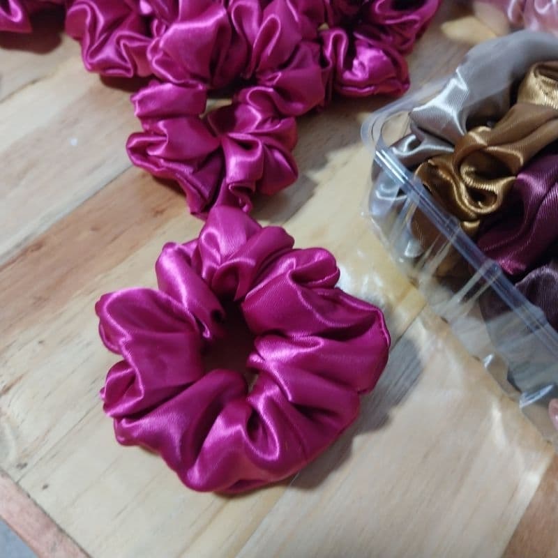 Kit  12 Scruchies Cetim Sortidas, Xuxinhas de Cabelo, Elástico de Cabelo, Prendedor Cabelo.