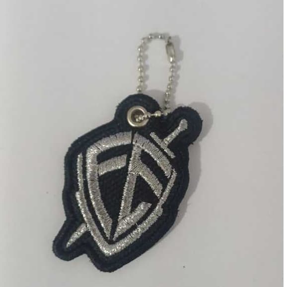 Chaveiro Fé Bordado com acabamento em ilhós e corrente bolinha.