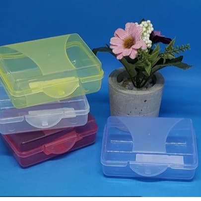 Saboneteira com Tampa e Trava - Modelo Novo - Quadrada - Colorida - Resistente - Ideal para Viagens -Erca Plast.