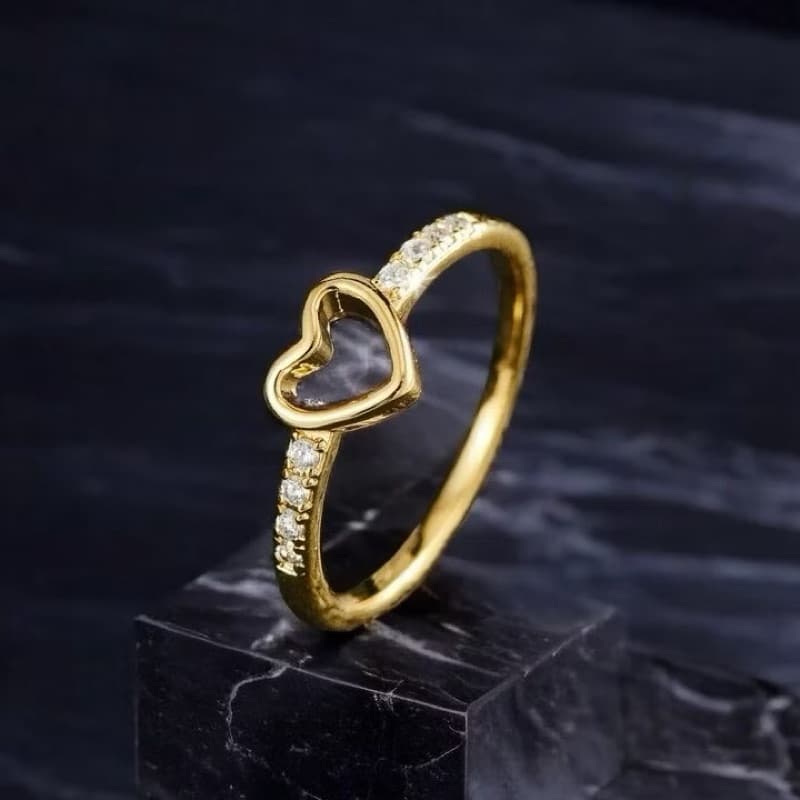 Anel Feminino Dourado com Coração Vazado 💛 Strass de Zircônia nas Laterais | Joia  Delicada Presente Luxo