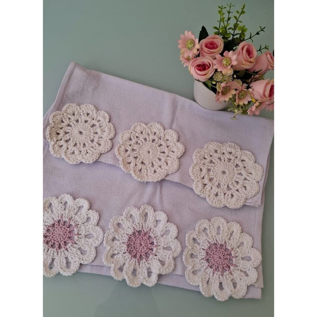 Panos de prato com aplicação com flor de crochê/ Kit com 02 unid. de 41x66cm