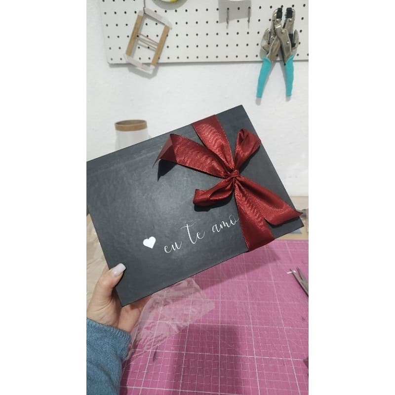 Caixa “Eu Te Amo” com Polaroids – Presente pra guardar emoções Tam 22x19x7