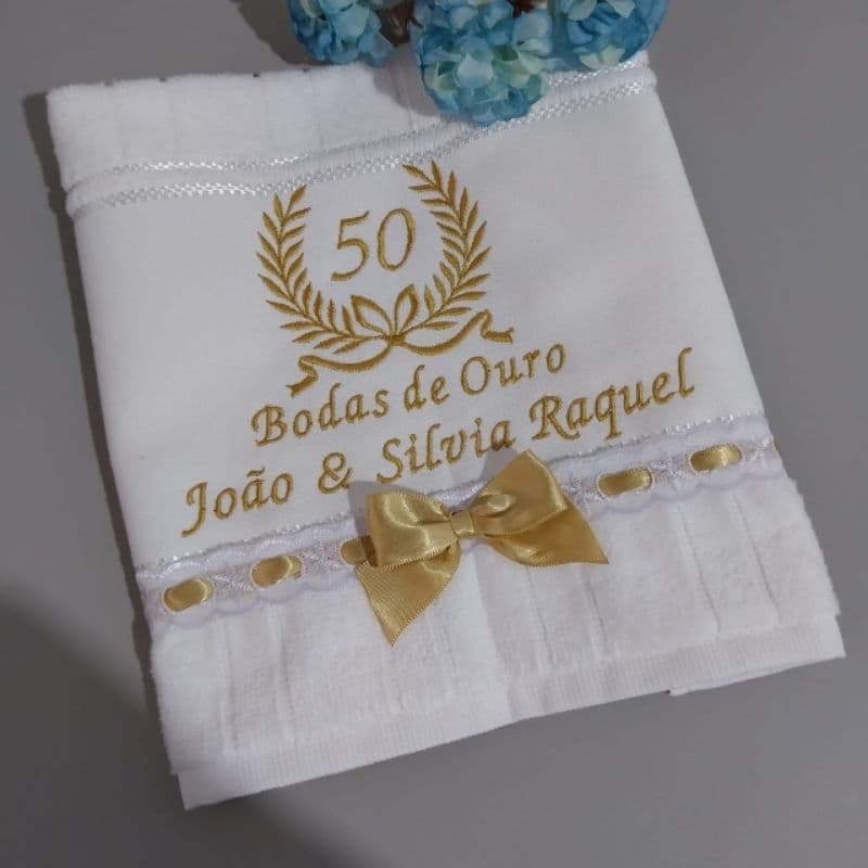 Toalha bordada  lavabo Bodas de Ouro ,toalha lembrancinhas de casamentos batizado etc