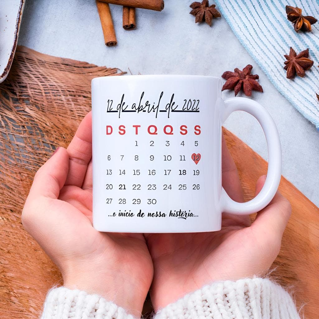 Caneca Personalizada Calendário + Foto Namorados | Porcelana | 325ml | Presente perfeito