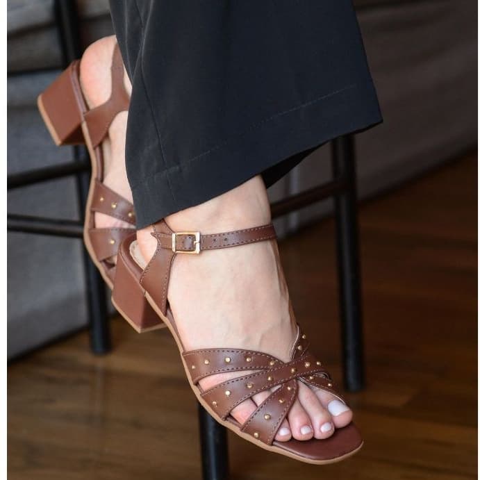 Sandália Feminina Salto Bloco Conforto Elegante Tiras Cruzadas Moda com Tachas Douradas Conforto