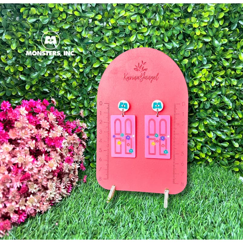 Brinco Porta Boo Monstros S.A. – Acrílico Desenhado à Mão