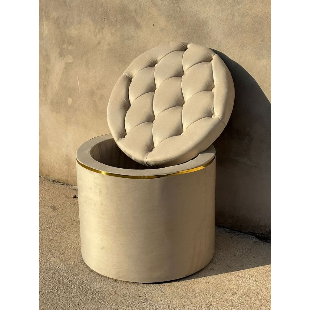 Puff baú redondo 50 cm com detalhe dourado de luxo tecido veludo