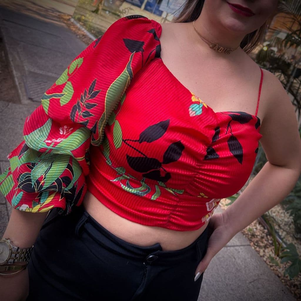 blusa feminina luxuosa um ombro só vermelha com tecido fininho 40 , blusa elegante feminina, blusa blogueira M (bazar)
