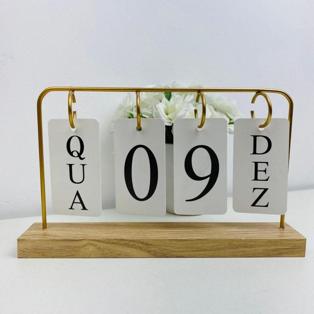 Calendário de Mesa com Plaquinhas -  madeira e metal - dourado - decoração permanente
