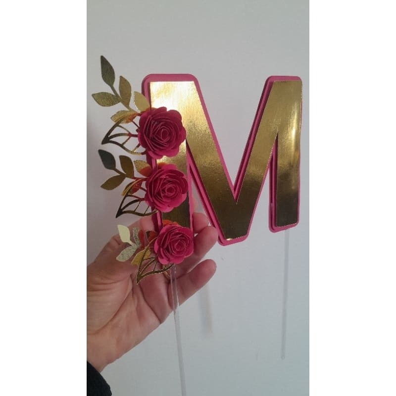 Topo de bolo letra nome flores decoração festa aniversário Lembrancinha