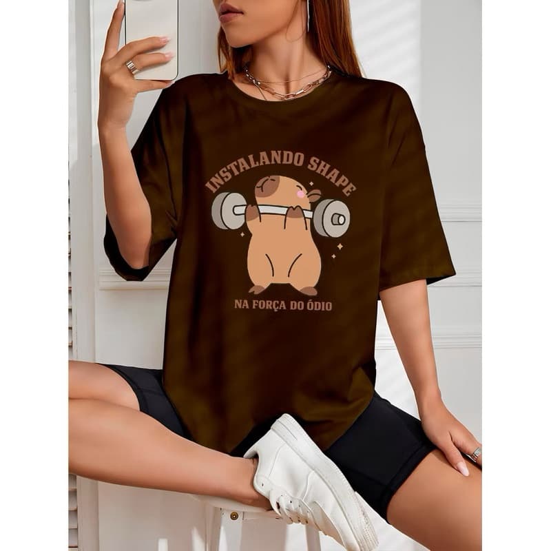 Camiseta Feminina Streetwear CAPIVARA INSTALANDO O SHAPE Capivara Camisa de Algodão 26.1 Premiu