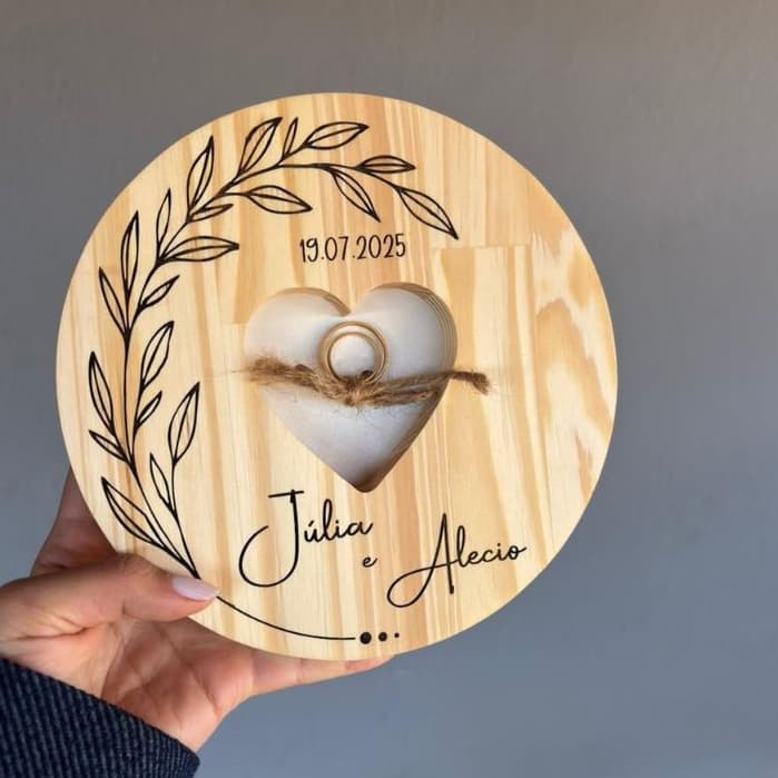 Porta Aliança de Pinus Personalizada Nomes e Data Casal Casamento