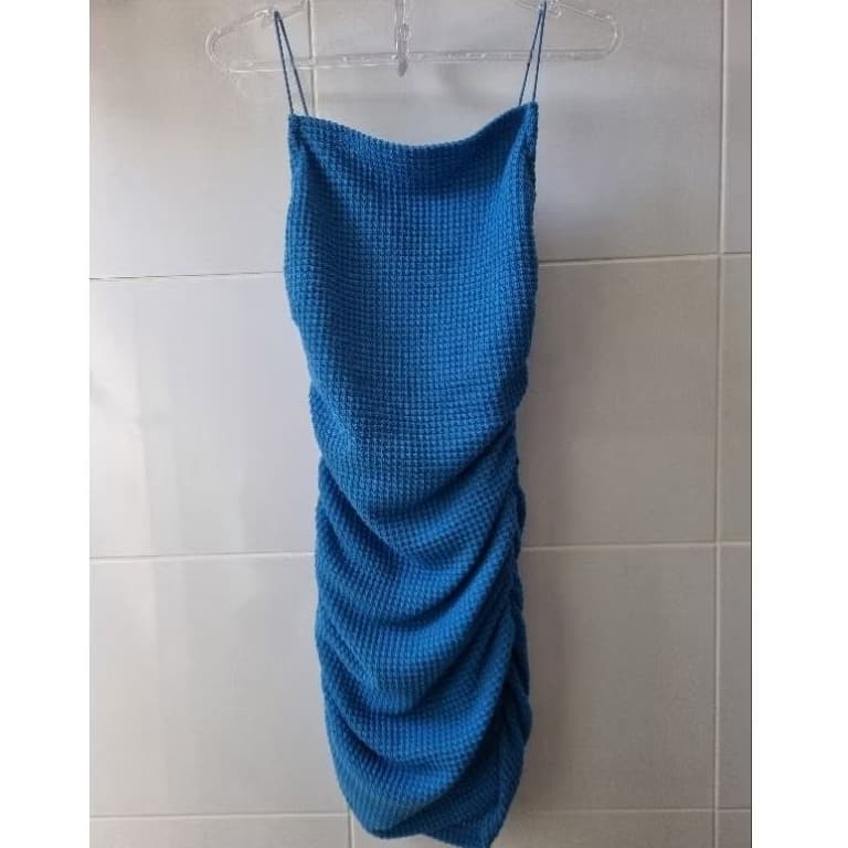 vestido azul com elástico do lado