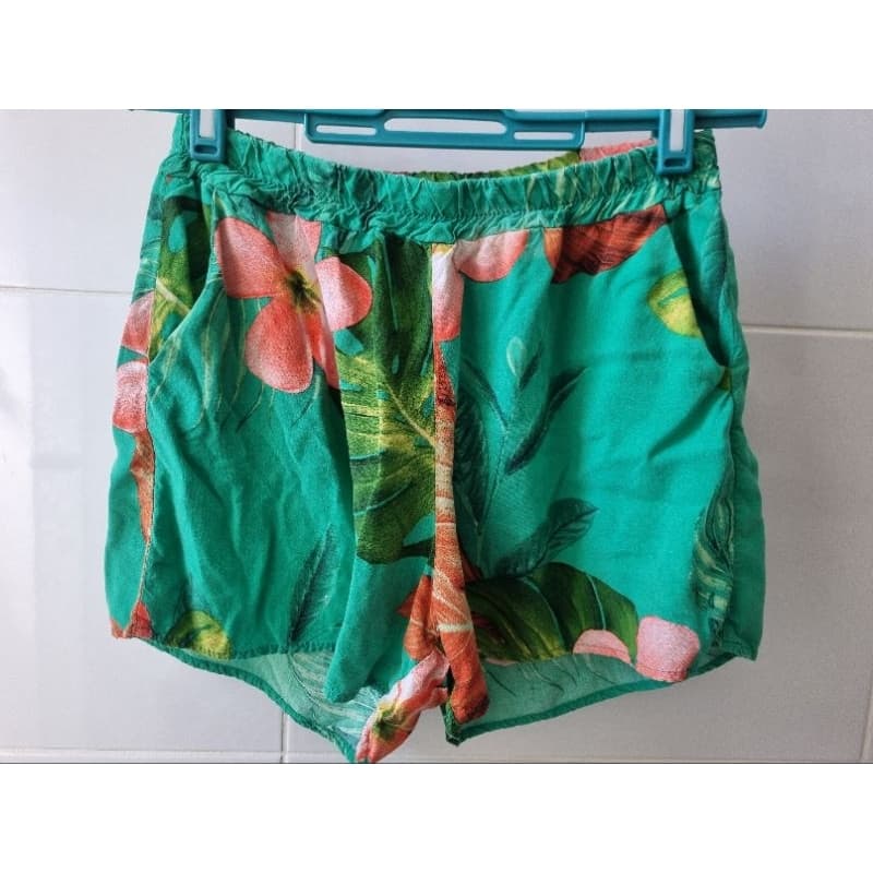 short verde com flores