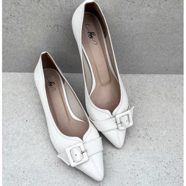 Scarpin Off White Fosco c/ Fivela Encapada - Salto Bloquinho 2cm /Salto baixo/Linha luxo /Salto bb confortável/Social