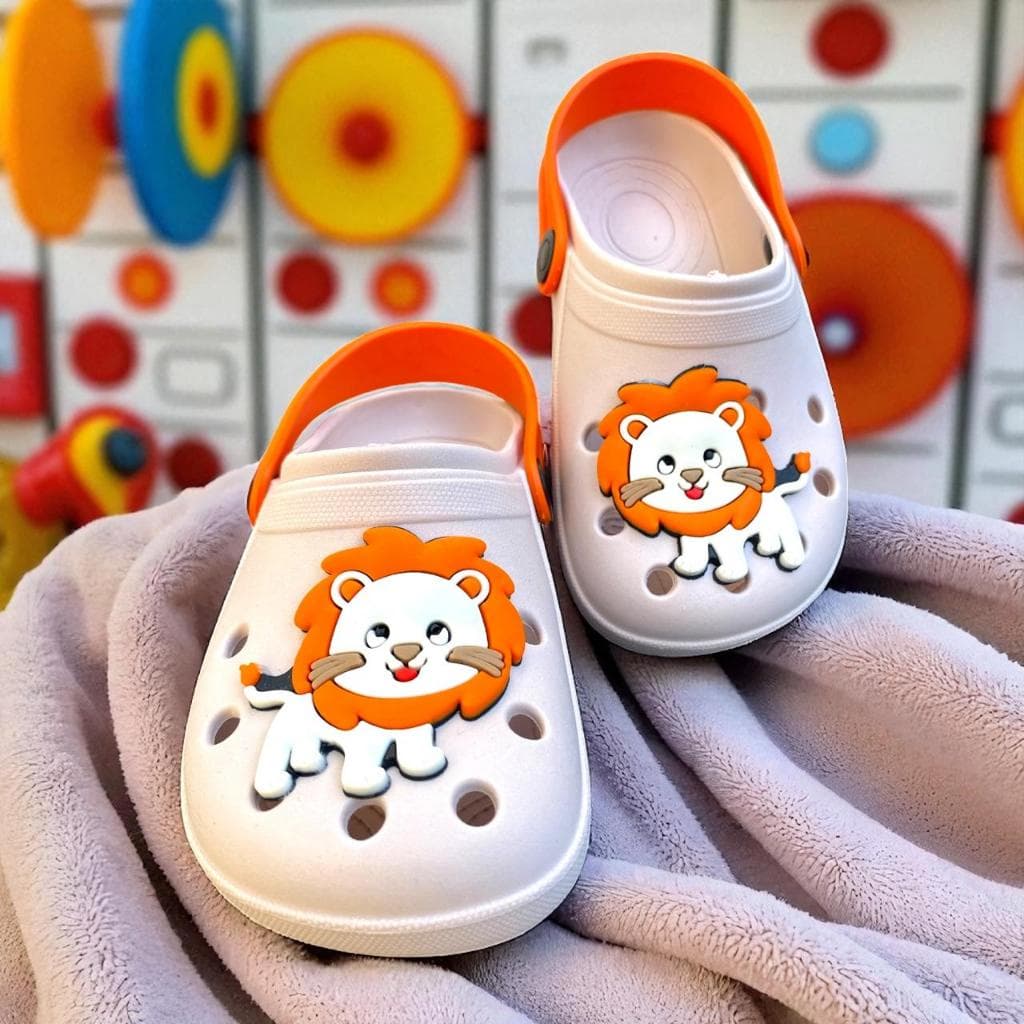 Babuche Infantil Leãozinho Masculino com design animal divertido, super leve, confortável e antiderrapante.