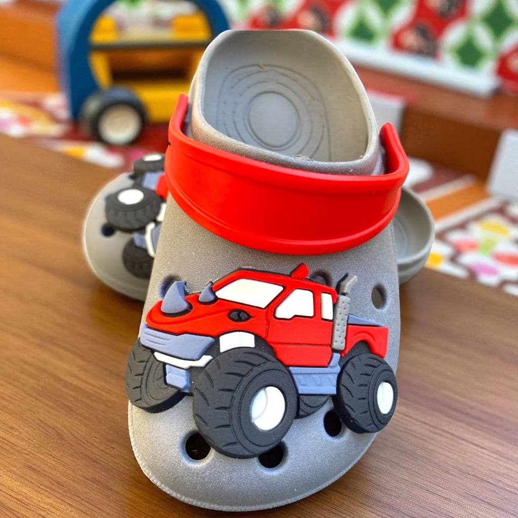 Sandália Babuche Infantil Carro Divertido, antiderrapante, super leve, confortável, resistente e ideal para aventuras
