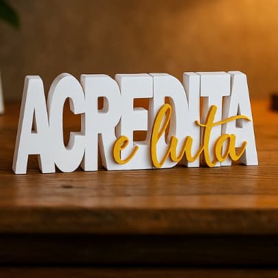 Placa Decorativa 3D "Acredita e Luta" – Letreiro Motivacional em Impressão 3D