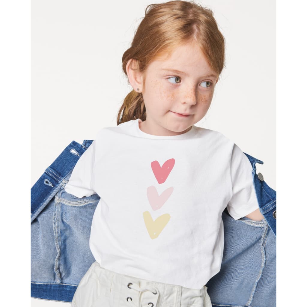 Camiseta T-shirt Infantil Menina Corações Coloridos Blusa Estampada Algodão Premium Confortável