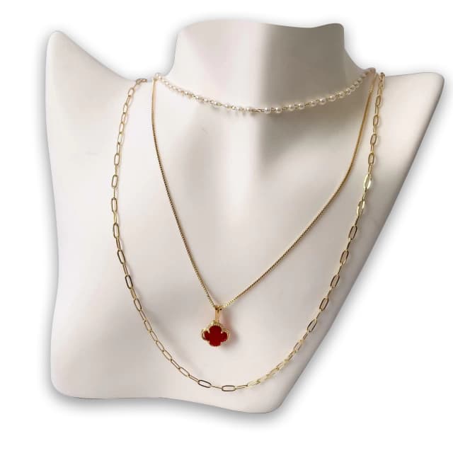 Colar Triplo Dourado Inspiração Trevo Vermelho corrente, pérolas, alta tendência da moda