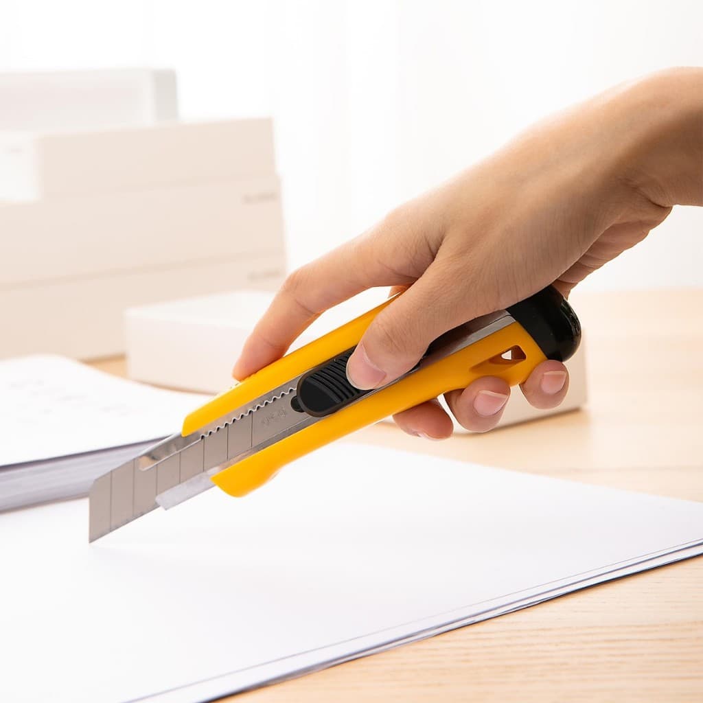 Estilete Profissional de Metal Com Trava 16 cm Capacidade para Lâminas Extras Papel Tecido Plásticos