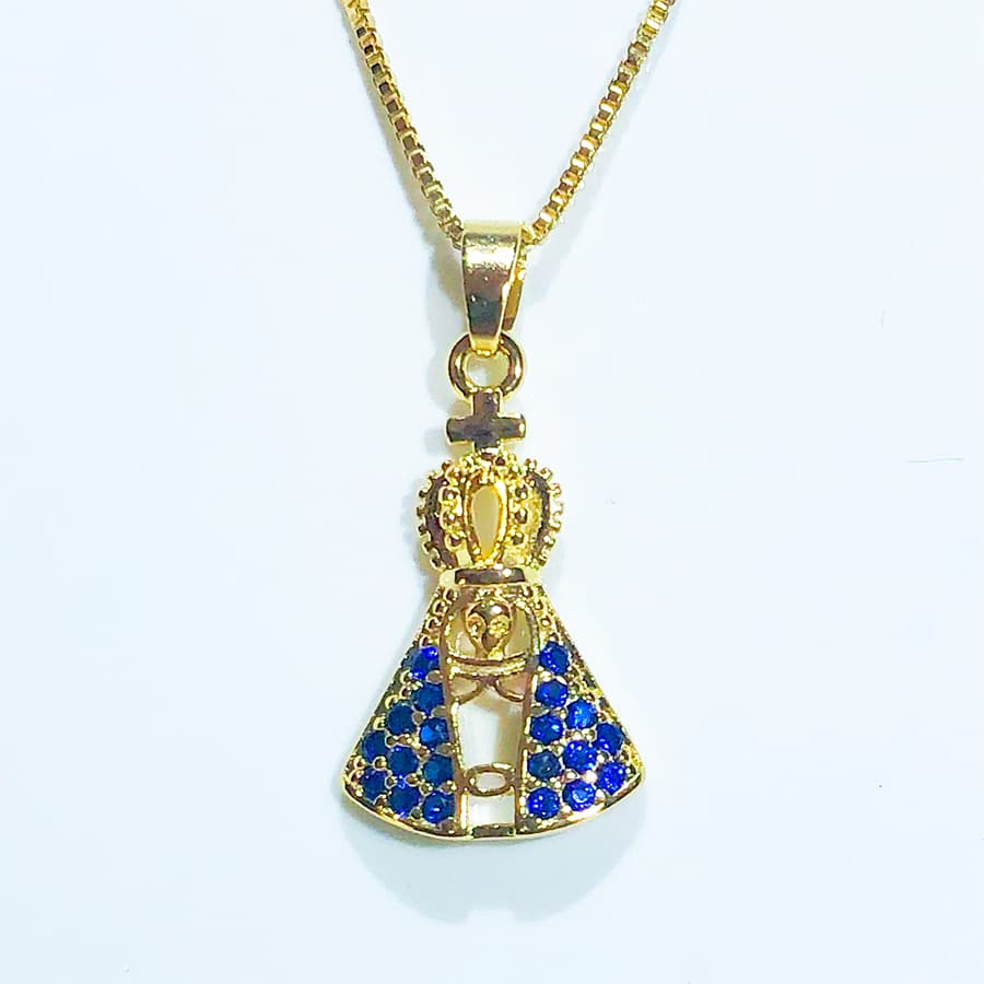 Colar delicado folheado a Ouro com Pingente de Nossa Senhora Aparecida Cravejado Zirconias Safira