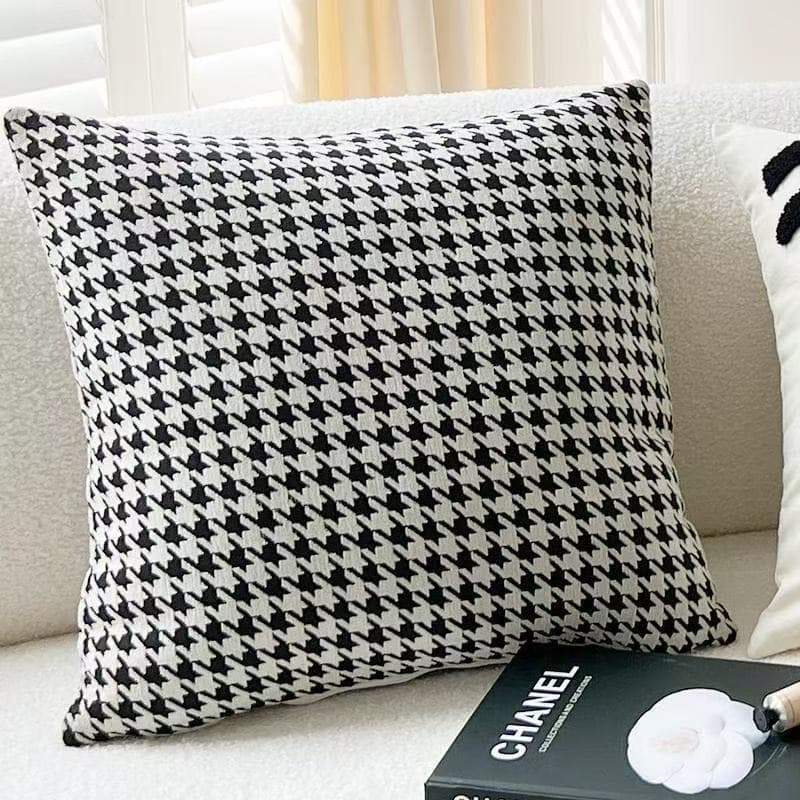A fronha preta e branca com estampa pied-de-poule é uma estampa escandinava clássica, perfeita para um sofá-cama ou sala