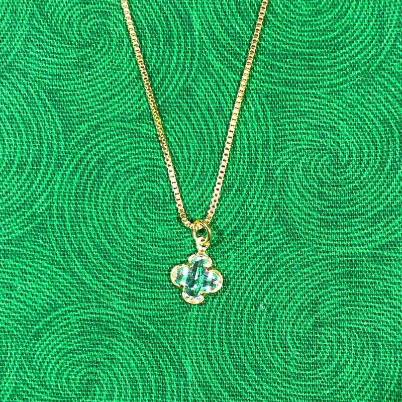 Colar Gargantilha Chocker Folheada a ouro 18k, 10 milésimos, com pingente de Trevo Ponto De Luz Cristal de zircônia