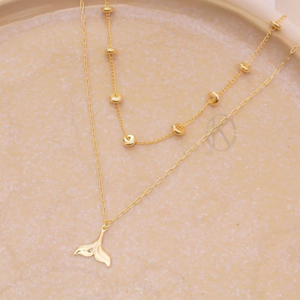 COLAR DUPLO COM CORRENTE DE BOLINHA - PINGENTE DE RABO DE BALEIA FOLHEADO A OURO 18K