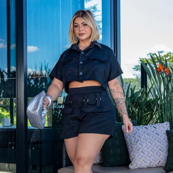 Conjunto  Feminino Casual Chic de Bermuda e Cropped Plus Size Crepe Com Bolsos Cargo 48 ao 58 All Curve