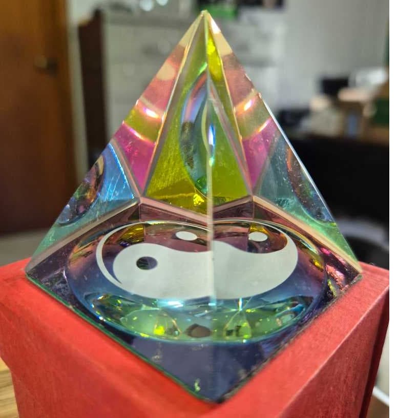 Pirâmide Cristal Yin Yang Decoração