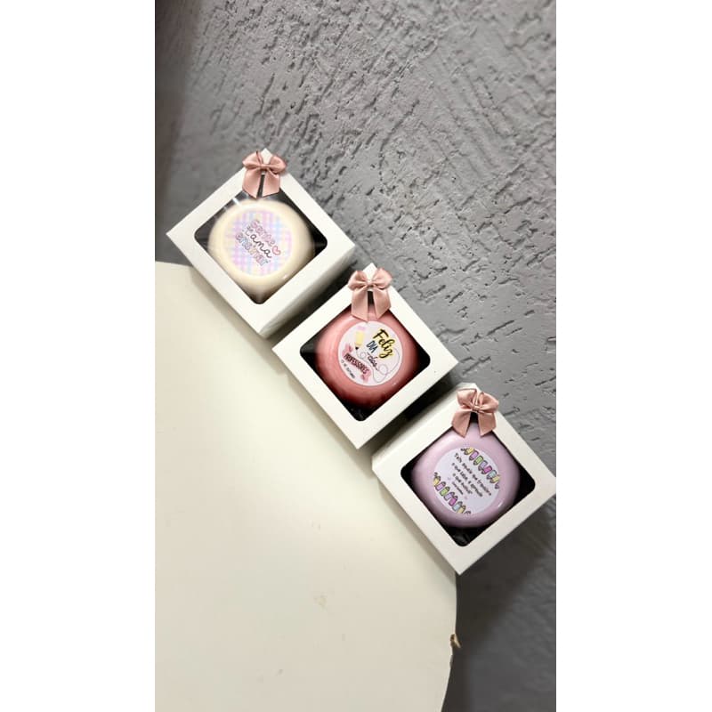 Caixinha com laço e um sabonete com adesivo Natura 90g Feliz Dia do Professor Mimo Lembrancinha