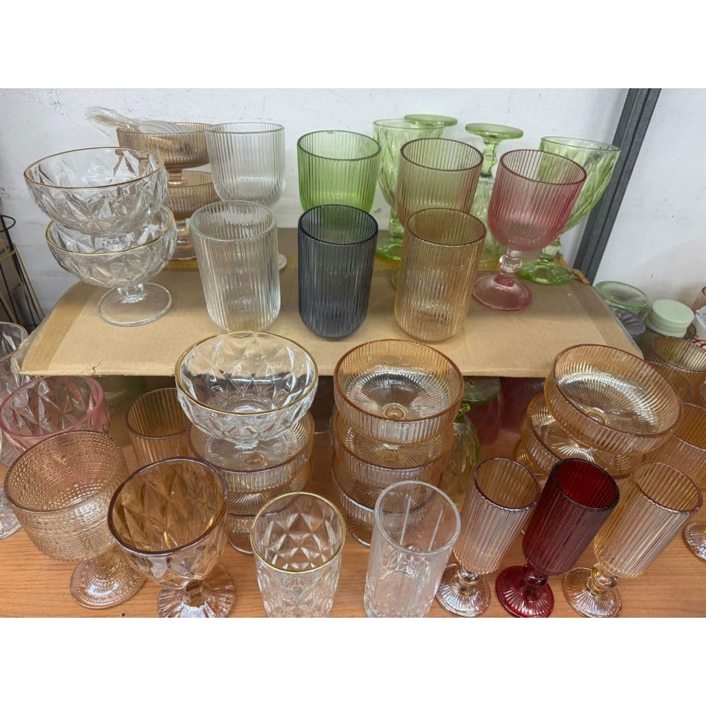 Uma taça de vinho tinto com padrão aleatório e uma taça de sorvete com padrão e cor aleatórios
