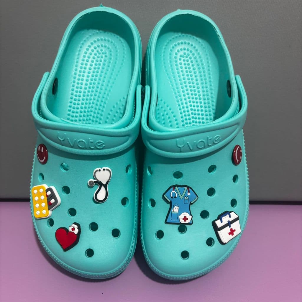 Babuche Enfermagem Yvate Personalizada com Pins