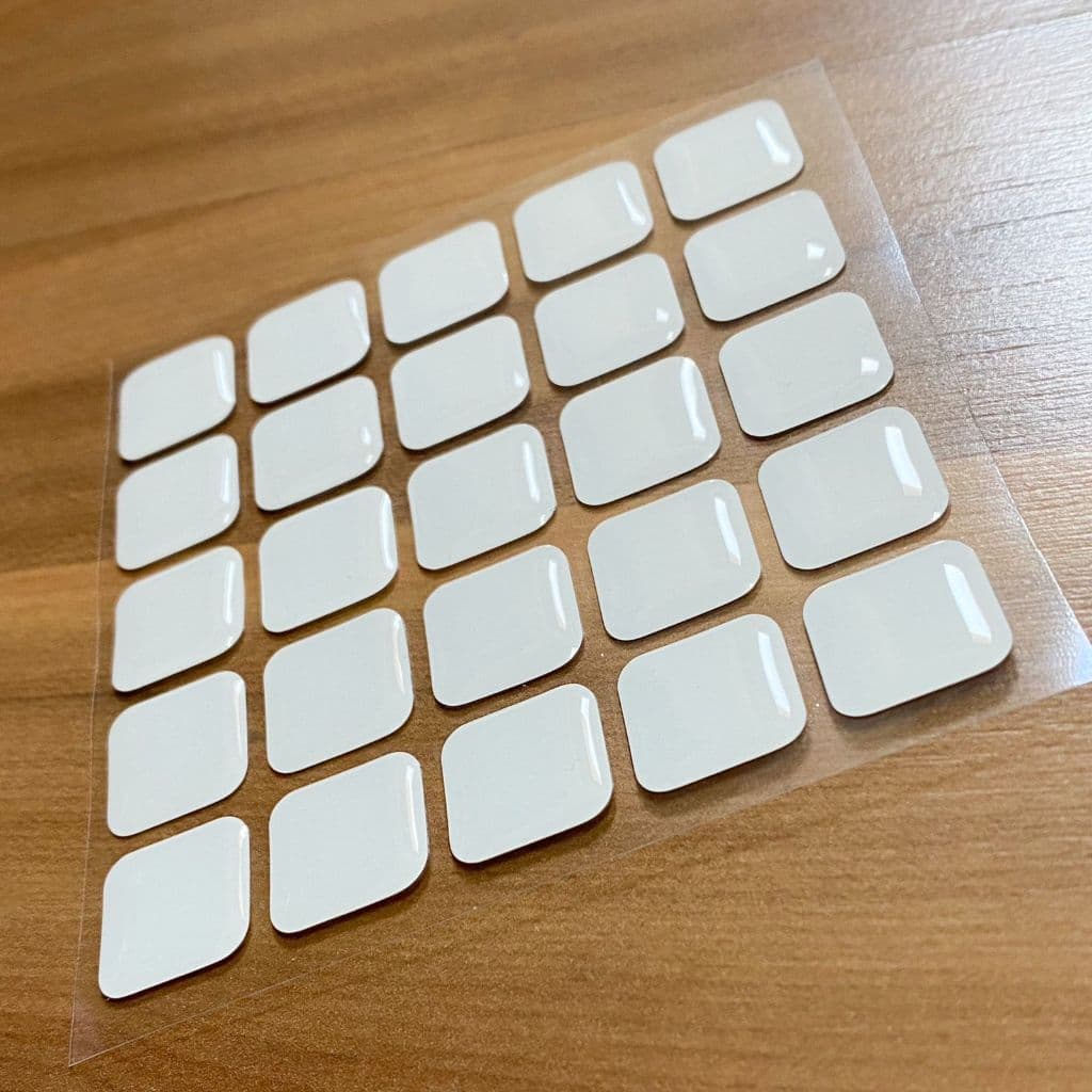 Tapa Furo adesivo resinado silicone Branco 15mm 1,5cm cartela com 25 unidades para móveis vidros paredes azulejos outros