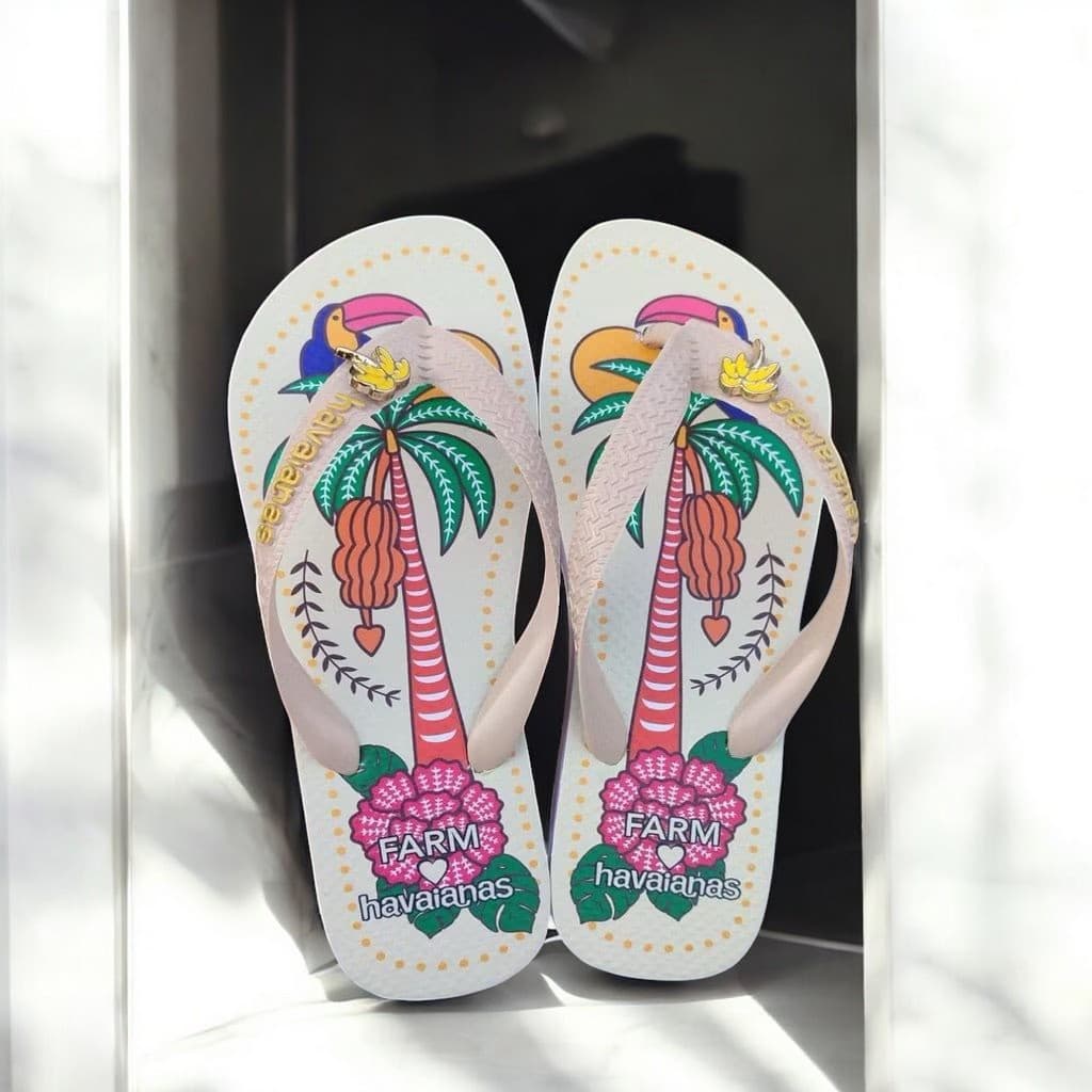 Chinelo de Dedo Estampado Coqueiro Bege – Confortável, Resistente e Perfeito para Praia