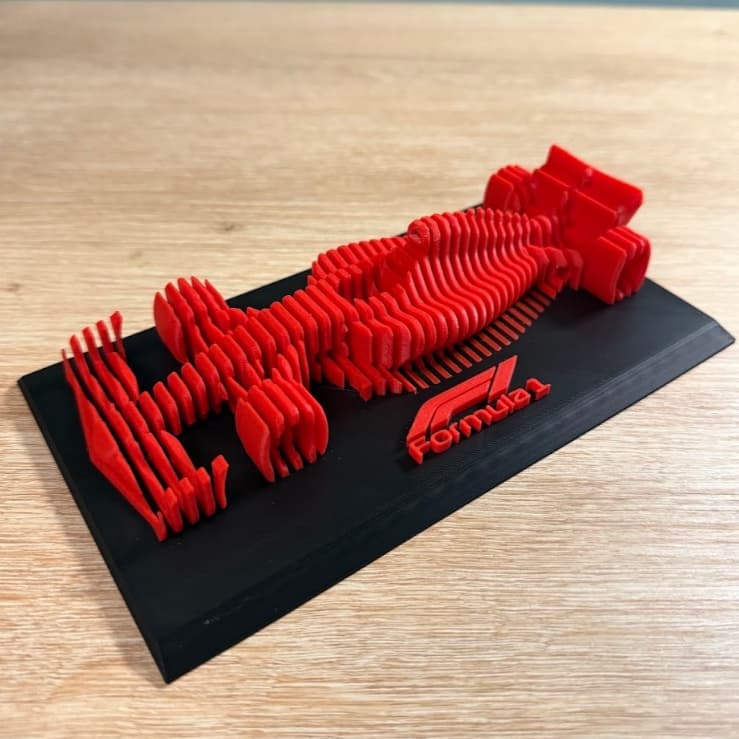 Carro Fórmula 1 Decorativo em Linhas  – Miniatura Moderna com Base e Logo F1